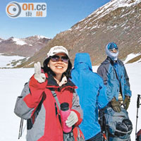 關麗芳（左）熱愛登山，豈料在新疆出事。圖為她與同伴登山時合照。（讀者提供）