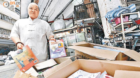 羅耀荃指，本港每年丟棄的教科書多達兩千噸。（何頴賢攝）