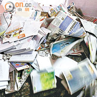 回收商把教科書及其他廢紙丟進打包機壓實，運往內地或東南亞國家循環再造。