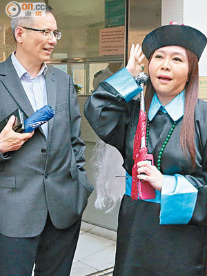 身穿太監裝嘅李偲嫣（右）到港台電視部抗議，離開前與謝志峰鬥嘴。（徐家浩攝）