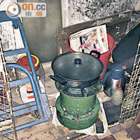 「籠民」仍然使用火水爐煮食，屋內並無消防設施，潛藏走火危機。