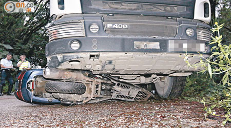 電單車剷入泥頭車底。（夏國威攝）