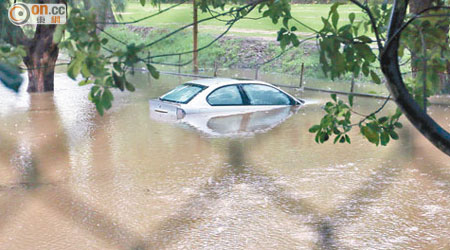 寶馬房車半截車身浸在水中。（陳浩然攝）