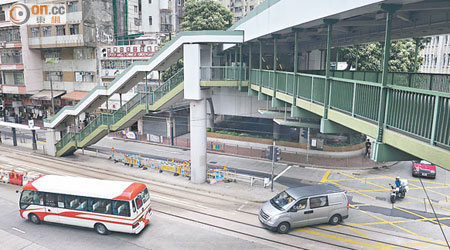 車輛由芬尼街右轉時未有明顯放慢車速，或因未有留意行人橫過馬路而釀成意外。