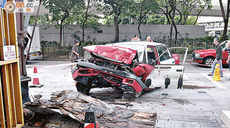 肇事的士車頭嚴重毀爛。（沈厚錚攝）