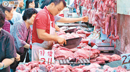 肉檔檔販稱，由於來貨成本上升，被迫加價。（羅錦鴻攝）