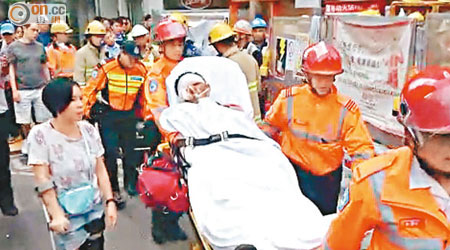 被碎石擊爆眼角工人從地底救出送院。（梁兆祥攝）