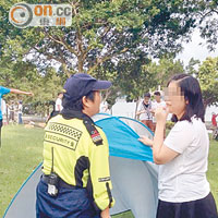 大埔<br>有市民在大埔海濱公園使用「即開帳篷」，立即被保安員阻止。