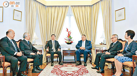 崔世安（右三）與兩岸四地司法代表團團長會面。