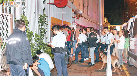 警員截獲十二名南亞漢，攜同警犬戒備。（文健雄攝）
