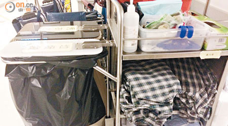 聯合<br>聯合醫院的乾淨病人服與「有料」的垃圾袋及污衣袋同放在同一手推車上。