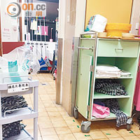 在伊利沙伯醫院的內科病房洗手間內，擺放大批已洗淨的病人被服。