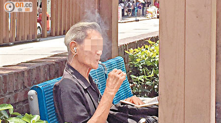 深水埗南昌街休憩處被指經常有人違例吸煙。