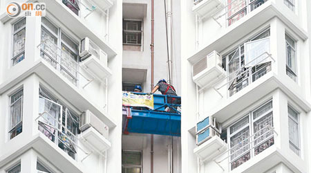 承建商繼續在啟晴邨大廈進行天台水箱駁水喉至每層的工程。