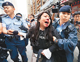 女示威者胸部襲警 囚3個半月
