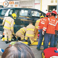 消防員升高車身營救東主。（讀者提供）