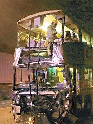 巴士車頭嚴重損毀，消防員登車拯救受傷乘客。（互聯網圖片）
