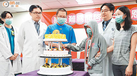 台中童綜合醫院昨為於下周一生日的周穎珊舉行慶祝會。