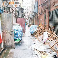 深水埗 <br>北河街街市附近食肆的後巷，出現一條近二十米長的「垃圾龍」。