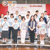 二十名學生代表全體入圍同學上台接受贈書及獎狀。
