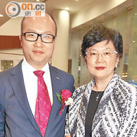 劉靳麗娟（右）十分支持國際青年商會香港總會會長梁國柱活動。
