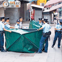 警員為遺體蓋上帳篷。 （王偉安攝）