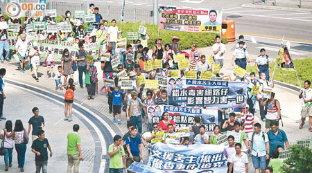 五個受食水含鉛影響的屋邨居民組成「食水苦主大聯盟」，由政府總部遊行往特首辦公室請願。（黃永俊攝）