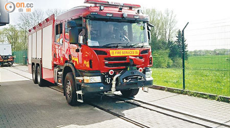 「軌路兩用車」可用於道路及路軌上滅火及救援工作。