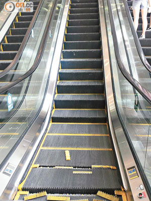 時代廣場一部扶手電梯踏板四散如「甩牙」。（《紙筲箕》社區迷你雜誌FB）