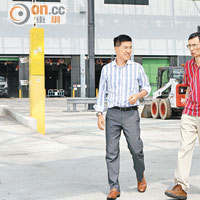 記者日前聯同范國威（左）及劉祉鋒（右）再到焚化廠外視察。