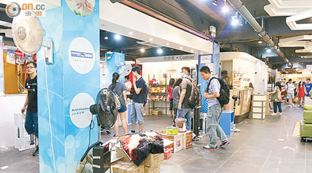 DSC香港仔店電器大減價，吸引不少市民前來選購。