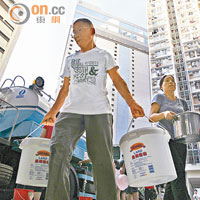 紅磡邨二期<br>當局安排水車到紅磡邨，為受鉛水影響居民提供食水。