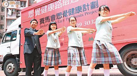 陳友凱（左）及三位中學生義工（左二起：鄭綺晴、張嘉瑋及鄔翠兒）示範的「健腦十式」。
