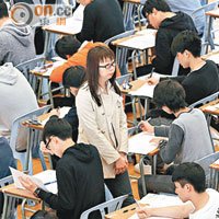 年輕人患思覺失調或因學業、考試壓力影響。（資料圖片）