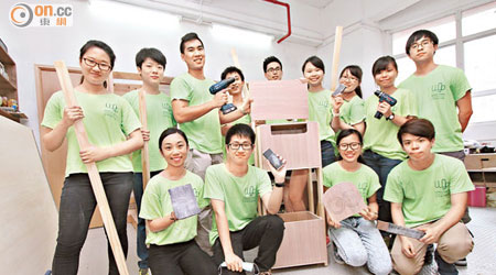 一班大專生利用回收木材製作「環保袋分享站」。