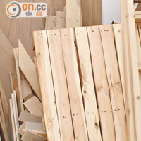 木架使用部分裝修棄置的木材製造而成。