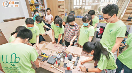 穿橫間衫的導師「小童」表示，木架工序繁多，同學須專注逐步完成。
