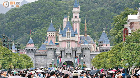 最新季度業績顯示，香港迪士尼樂園的入場及過夜客人數減少。