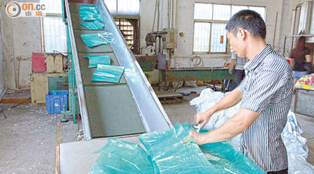 不少膠袋廠會回收膠袋再造，成為翻新的膠袋原料。