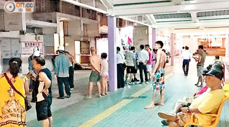 停電期間，不少居民到大廈外納涼。（城河東Shing Mun River East fb圖片）