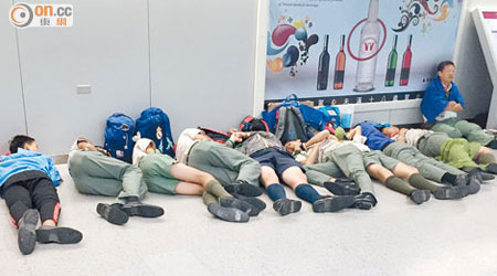 未獲分發毛氈的本港童軍前日在台北機場過了一個「冷與夜」。（受影響童軍家長提供）