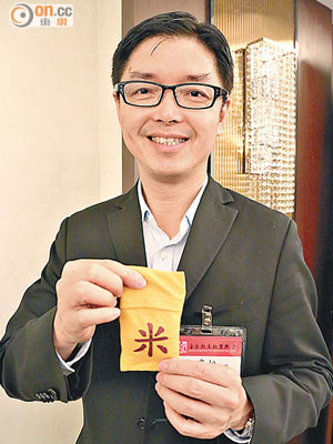 盂蘭文化節總統籌胡炎松展示「搶孤競賽」中所使用的米包。