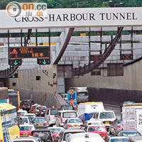 本港隧道的燈光適應設施，遇有深色太陽鏡會有反效果。