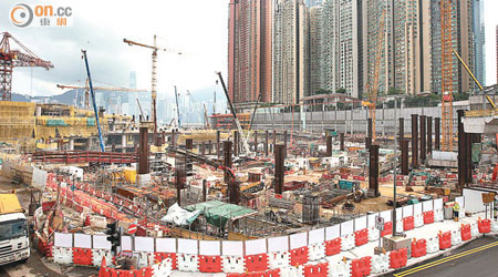 西九龍現正進行高鐵建造工程。