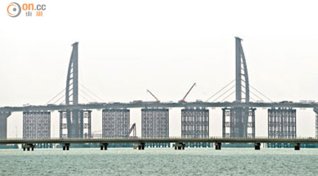 港珠澳大橋內地一方主要工程預料明年完成。（蕭毅攝）