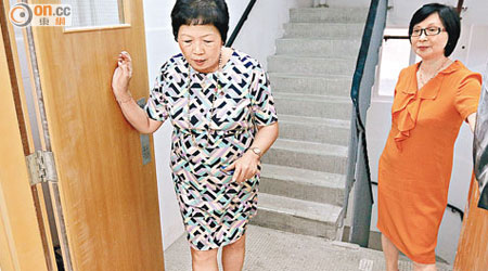 校監蕭香慶（左）及校長周燕珍（右）向記者展示校舍的樓梯通道。