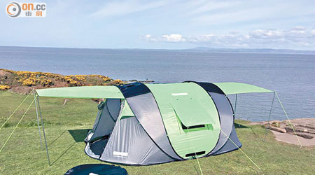露營帳幕設有布幕觀景窗及具防水功能。