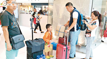 內地訪港旅客增幅放緩，令本港旅遊業響起警號。（馮穎瑜攝）