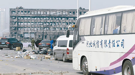 天津災場<br>河北誠信人員前往爆炸現場協助調查。（中新社圖片）