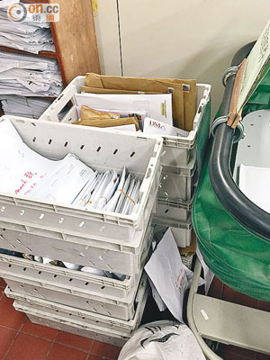 東區派遞局近日因「欠資郵票」用盡而積存了約千封欠資郵件。（讀者提供）